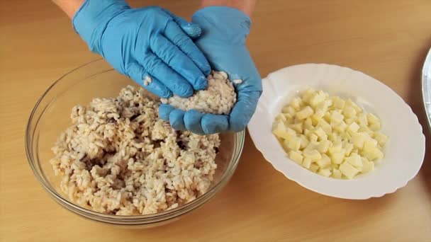 Handen van koks bereiden Siciliaanse arancini met natuurlijke ingrediënten — Stockvideo