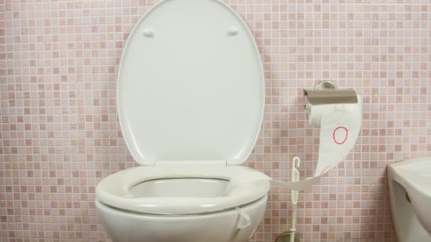 Stop beweging van covid 19 geschreven op wc-papier rol het toilet en verdwijnt — Stockvideo