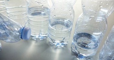 Geri dönüşüme hazır saydam plastik şişelerin yan görünümü