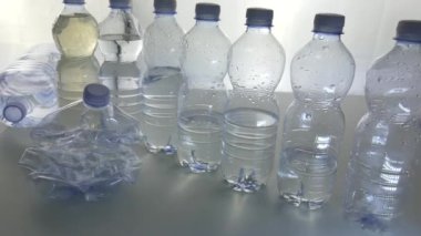 Geri dönüşüme hazır saydam plastik şişelerin yan görünümü
