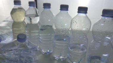 Geri dönüşüme hazır saydam plastik şişelerin yan görünümü