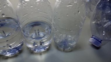 Geri dönüşüme hazır saydam plastik şişelerin yan görünümü
