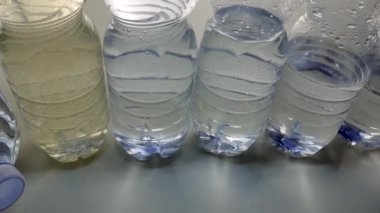 Geri dönüşüme hazır saydam plastik şişelerin yan görünümü