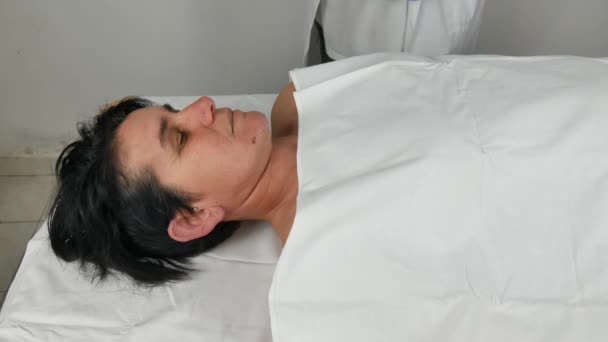 Close-up de um cadáver sendo autópsia possivelmente falecido de covid-19 — Vídeo de Stock