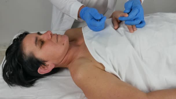 Close-up of a corpse being autopsied possibly deceased from covid-19 — Stock Video