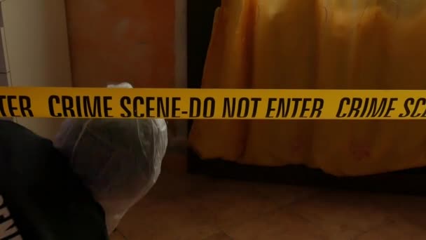 Investigador Csi Cena Crime Que Inspeciona Com Lanternas Azuis Leva — Vídeo de Stock