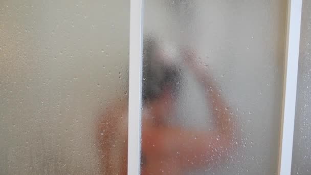 Chica Desnuda Ducha Lavándose Pelo Deslizando Mano Con Espuma Vidrio — Vídeo de stock