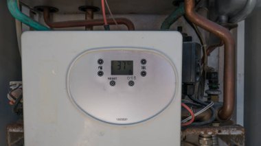 Bir evdeki lpg gaz ısıtıcısının termostatını kapat.