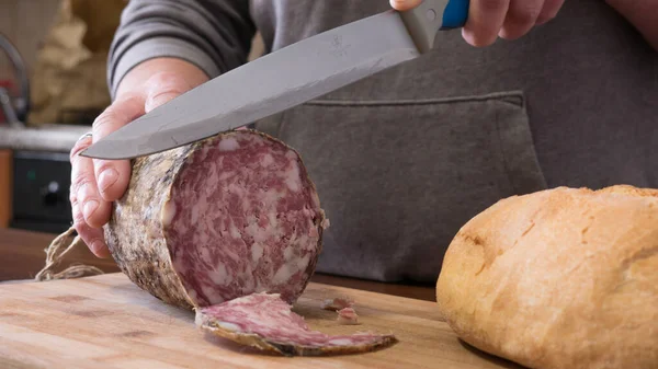 Розкладка Італійського Сопрського Салямі Домашнім Хлібом Ножем Обрізання — стокове фото