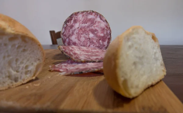 Primo Piano Salame Sopressa Italiano Con Pane Fatto Casa Con — Foto Stock