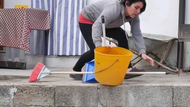 Accidentes Durante Limpieza Casa Doméstica Donde Una Chica Caucásica Cae — Vídeos de Stock