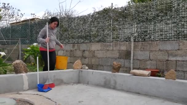 Unfälle Beim Putzen Haus Ein Kaukasisches Mädchen Mit Besen Kehrschaufel — Stockvideo