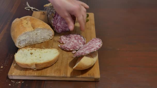 意大利女高音特写A Salami用自制面包用刀切碎 — 图库视频影像