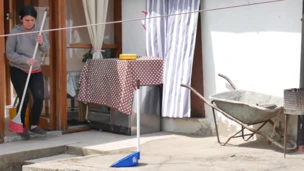 Unfälle Beim Putzen Haus Ein Kaukasisches Mädchen Mit Besen Kehrschaufel — Stockvideo