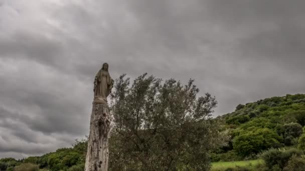 Lapso Tempo Madonna Estátua Feita Mármore Com Montanhas Verdes Atrás — Vídeo de Stock