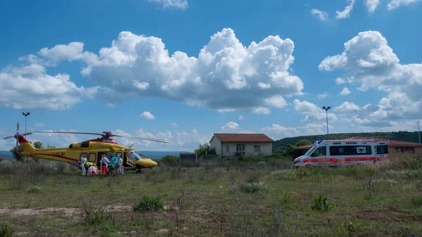 Hastanın Iyileşmesi Için Atanan Ambulans Tıbbi Personelden Sarı Helikopter Kurtarma — Stok fotoğraf