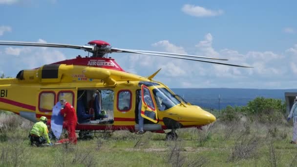 Gul helikopter räddningsoperation för patientåterhämtning från tilldelad ambulans och sjukvårdspersonal utrustad för covid 19 — Stockvideo