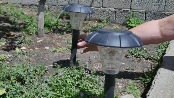 Close up of solar garden lights with the solar panel in a garden garden — Stock Video