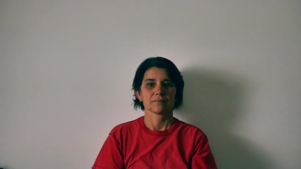Verängstigte Kaukasierin macht die Geste, um Hilfe zu bitten — Stockvideo