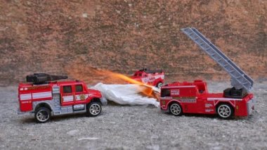 Merdiven kamyonları, itfaiye araçları, yangını söndüren acil durumlar.