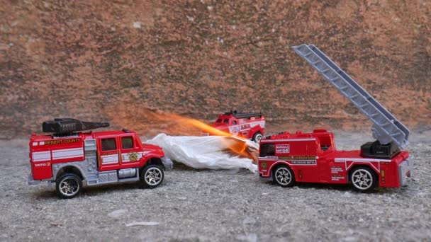 Camions-échelles, camions de pompiers, en cas d'urgence qui éteignent l'incendie — Video