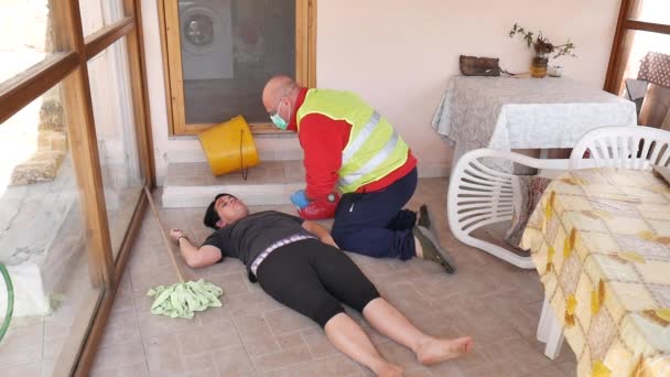 Paramedic intervened in first aid for domestic accident to a woman — Stock Video