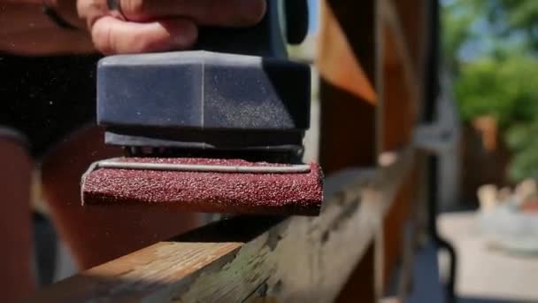 Asztalos kéz elektromos fa csiszoló és csiszolópapír csiszolása egy fa — Stock videók