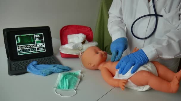 Médico que enseña resucitación cardiaca en recién nacidos con masaje cardiaco a 60 fps — Vídeos de Stock