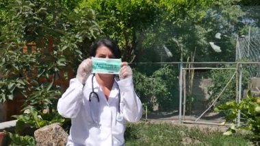 Şırıngayı ve maskeyi fırlatan İdeoloji doktoru. 