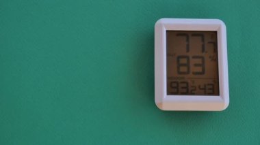 dijital termometre sıcaklığı yeşil arkaplanda son kullanma derecesi