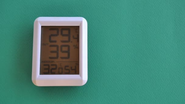 Digitales Thermometer Temperatur Zeitraffer Grad Celsius auf grünem Hintergrund — Stockvideo