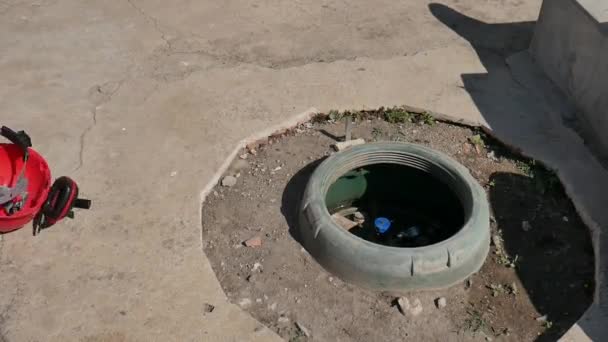 Casque de protection rouge avec casque de sécurité tournant, tombé, à côté d'un réservoir ouvert de lpg, symbole de sécurité au travail — Video