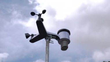 Meteorolojik araştırma için hızlandırılmış güneş meteoroloji istasyonu gösterge ve rüzgar hızı, yağmur göstergesi, sıcaklık denetimi, arka planda bulutların geçtiği alt görünüm