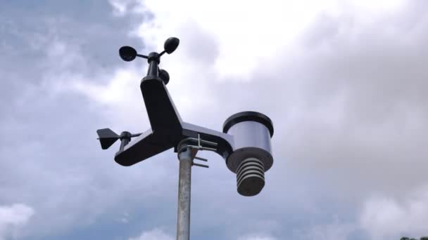 Time lapse estación meteorológica solar para la investigación meteorológica con indicador y velocidad del viento, medidor de lluvia, control de temperatura, vista inferior con nubes que pasan en el fondo — Vídeo de stock
