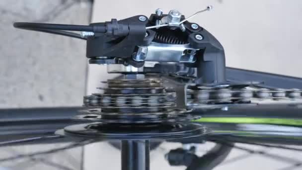Close-up do ajuste da corrente de corrente traseira ou dianteira de uma bicicleta de montanha MTB — Vídeo de Stock