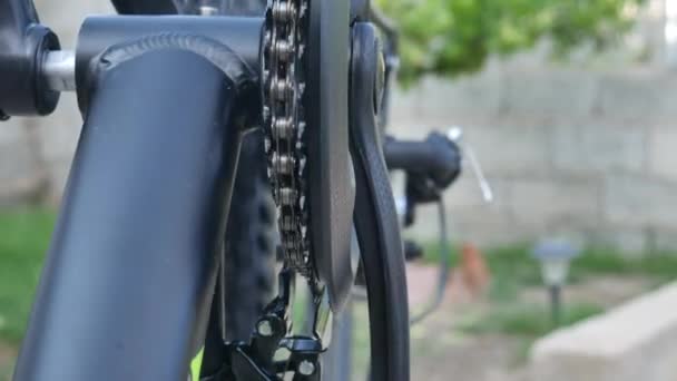 Close-up van de kettingverstelling aan de achter- of voorzijde van een mountainbike — Stockvideo
