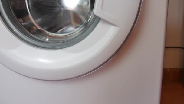 Primer plano de una limpieza del filtro de la lavadora, con la suciedad claramente visible — Vídeos de Stock