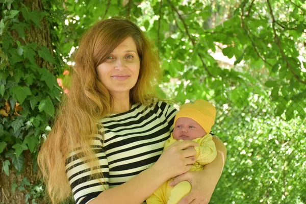 Mom Newborn Baby Outdoors — Stock Photo, Image