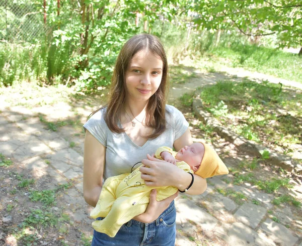 야외에서 엄마와 태어난 — 스톡 사진