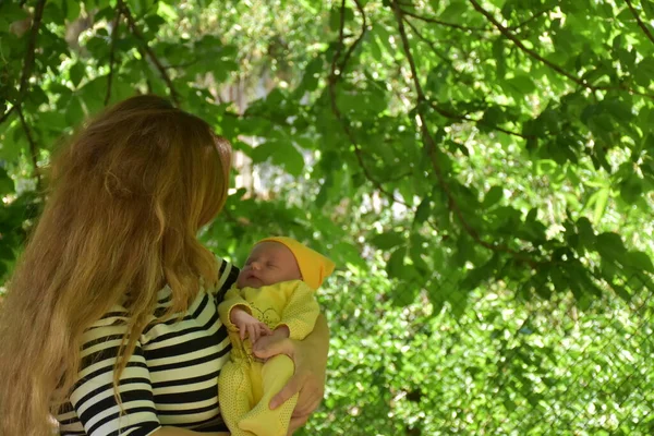 Mamá Bebé Recién Nacido Aire Libre —  Fotos de Stock