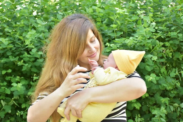 Moeder Pasgeboren Baby Buiten — Stockfoto