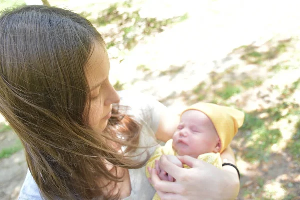 Anne Yeni Doğan Bebek Dışarıda — Stok fotoğraf