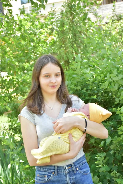 Moeder Pasgeboren Baby Buiten — Stockfoto