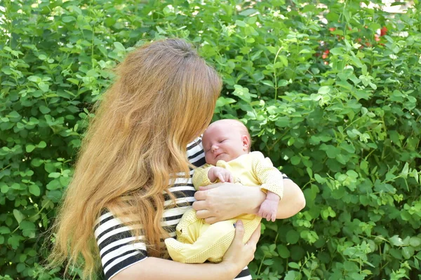 Ibu Dan Bayi Yang Baru Lahir Luar Rumah — Stok Foto