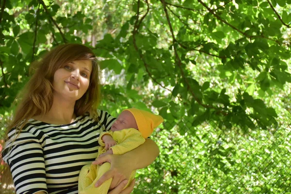 Mom Newborn Baby Outdoors — Stock Photo, Image