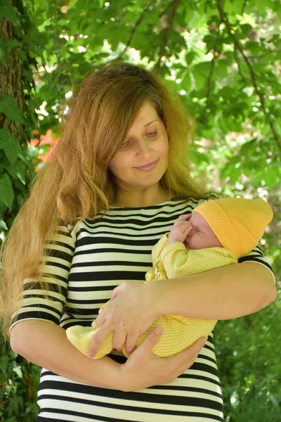 Мама Новорожденный Ребенок Открытом Воздухе — стоковое фото