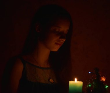 Gece elinde mum olan kız.,