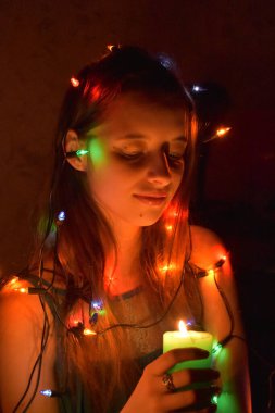 Gece elinde mum olan kız.,