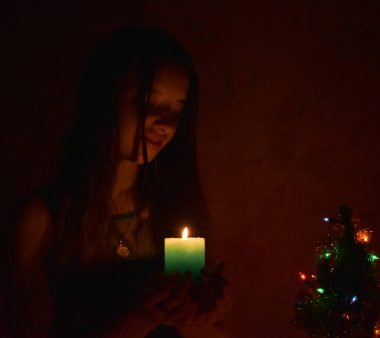 Gece elinde mum olan kız.,