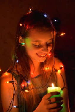 Gece elinde mum olan kız.,